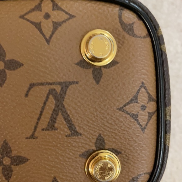 Louis Vuitton Bucket - Picture 3 of 14